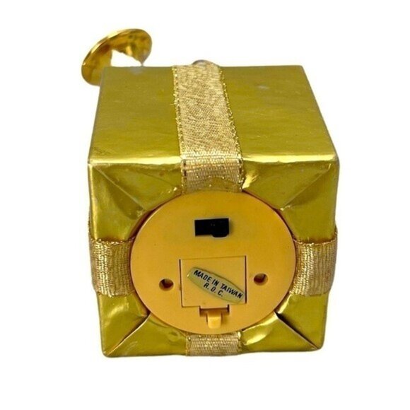Vintage 3D Musical Christmas Ornament Gold Gift Shape Working Music Box - Picture 6 of 6